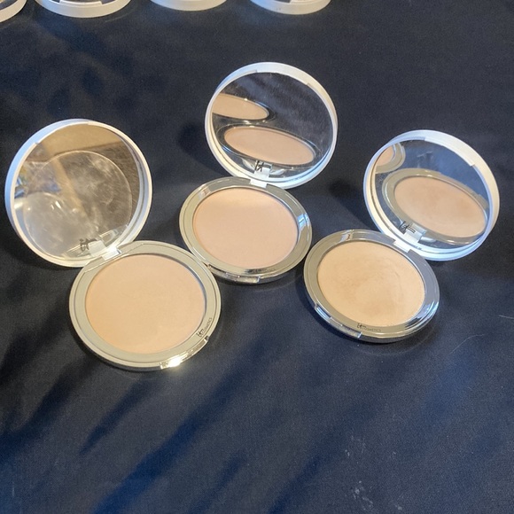 IT cosmetics Dark Powder foundations bye-bye - Picture 5 of 7